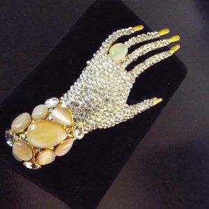 NEW ELEGANT RHINESTONE ENCRUSTED HAND W/ LONG FINGERS & JADE RING PIN BROOCH 58